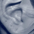 trace de piercing à l'oreille