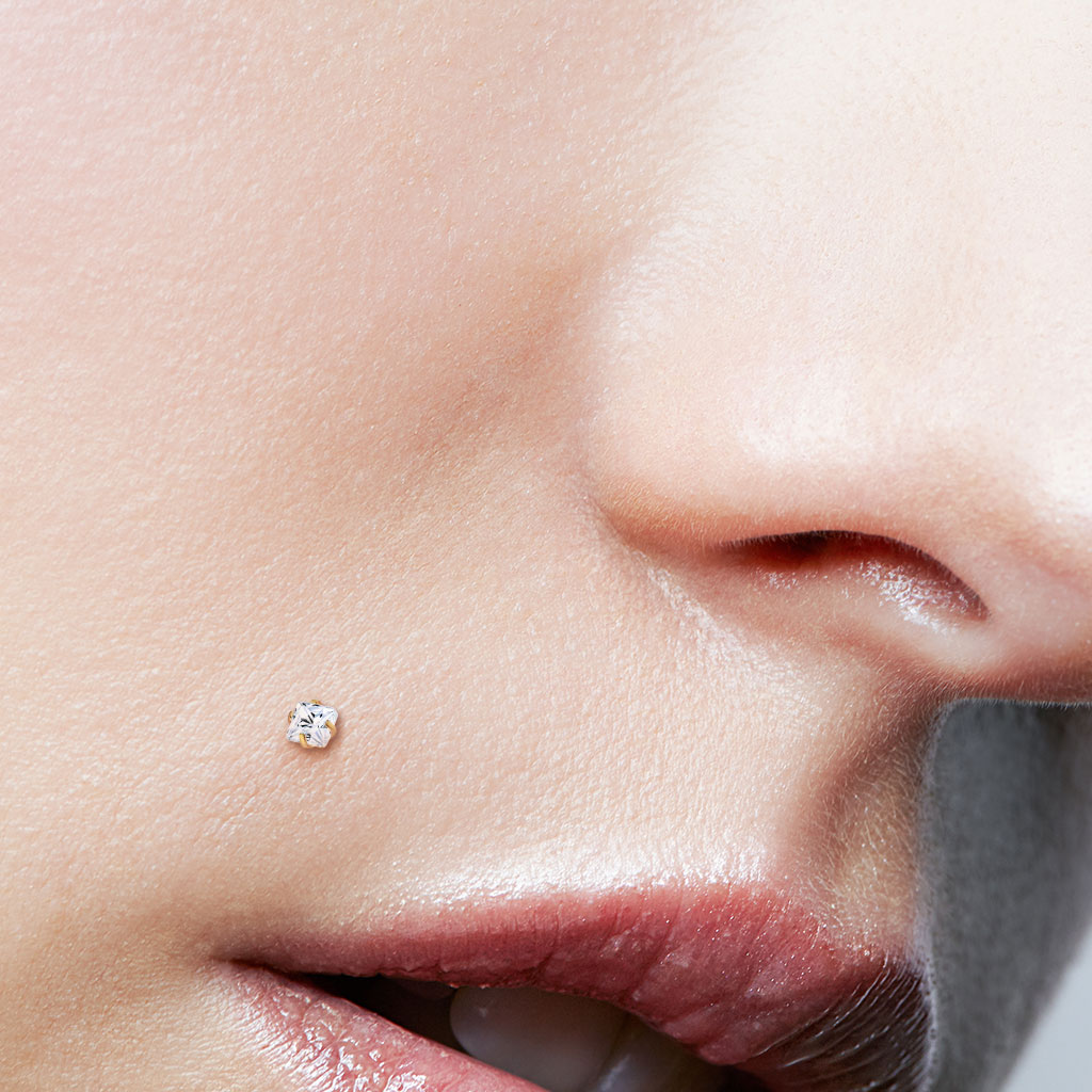 Le piercing madonna est placé au dessus de la lèvre côté droit
