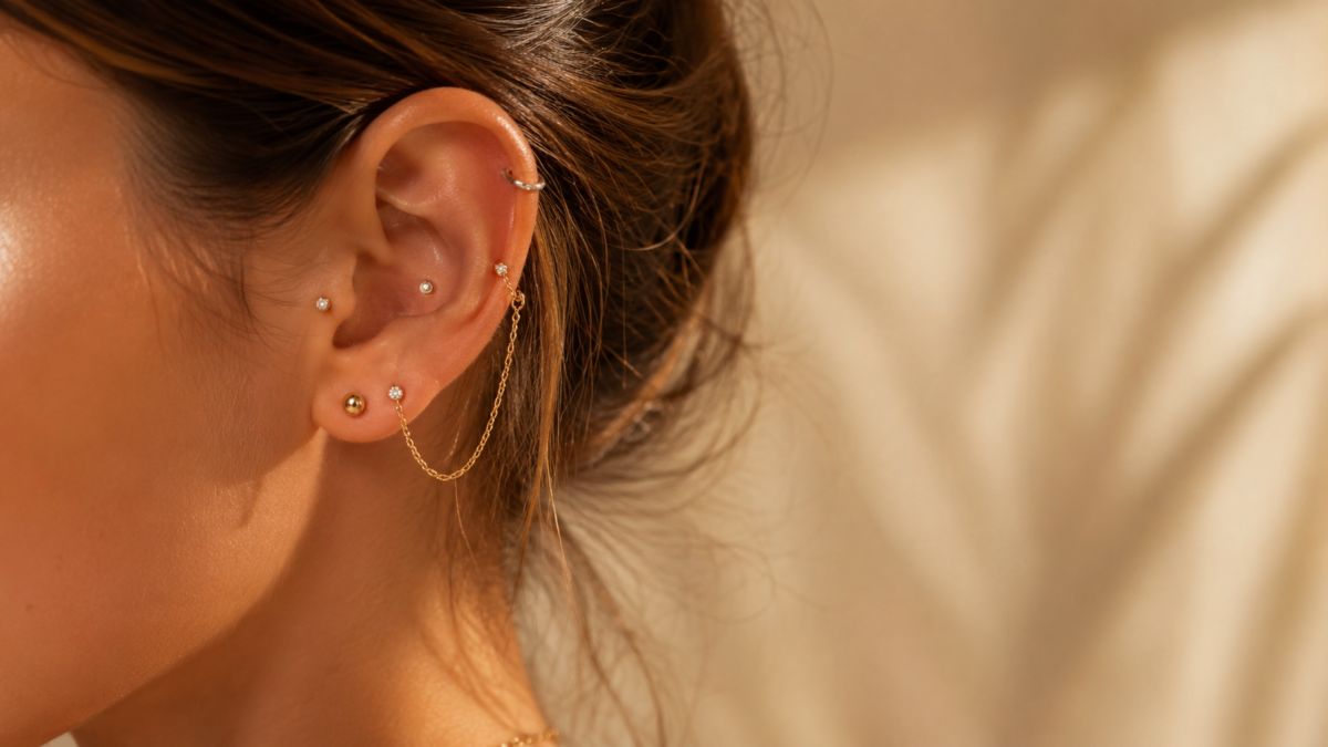 Ear curation tendances 2026 — stacked lobe, mid-hélix et chaîne d'oreille