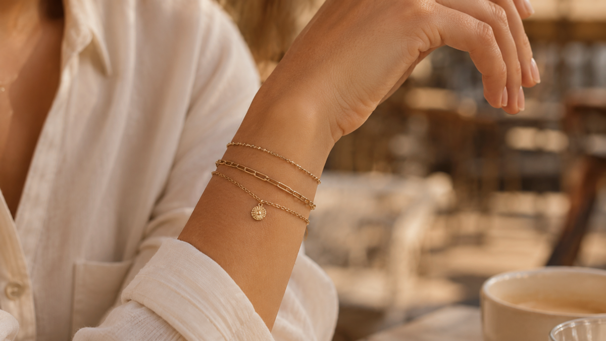 Stack de bracelets chaîne dorés au poignet — guide pour porter et associer ses bracelets