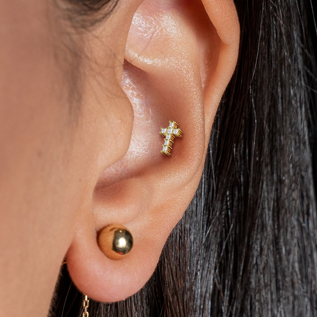 Piercing conch en fore de croix pavée de strass