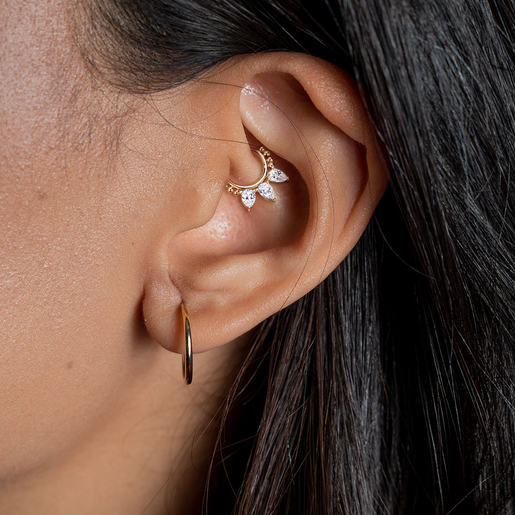 Piercing daith anneau serti de 3 zircons goutte