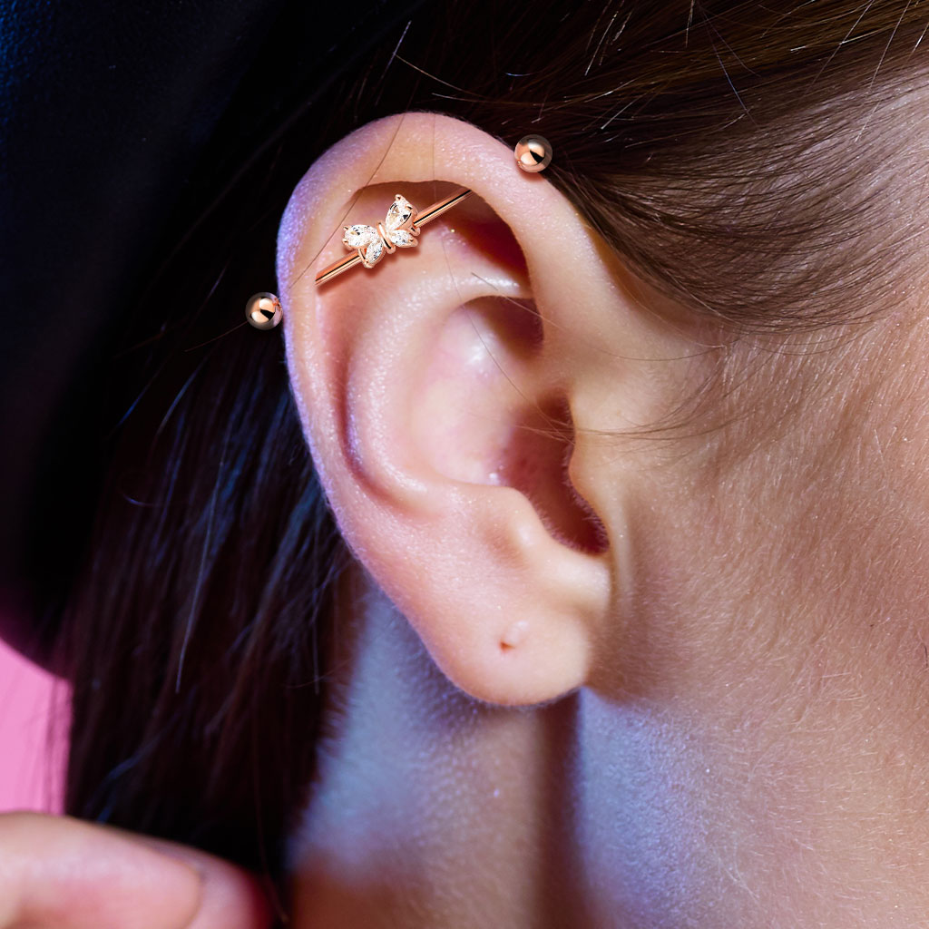 Piercing industriel : barre d'oreille avec zircons en papillon