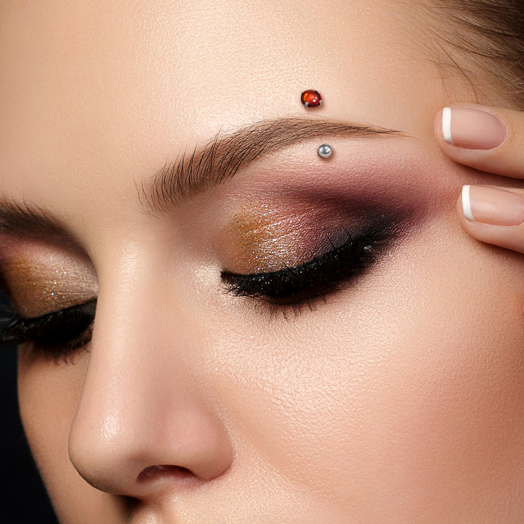 Piercing arcade externe classique
sur le bord du sourcil —
emplacement le plus populaire