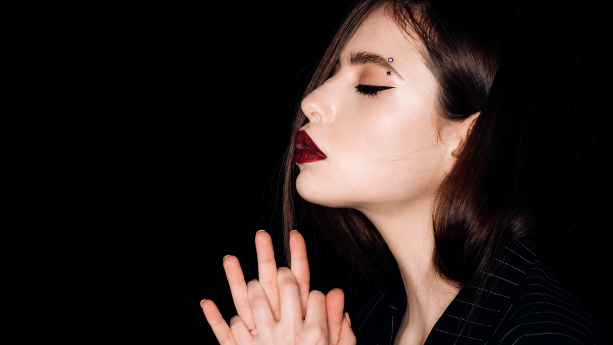 Piercing arcade sur le sourcil avec barre courbe en titane — guide complet Piercing Street