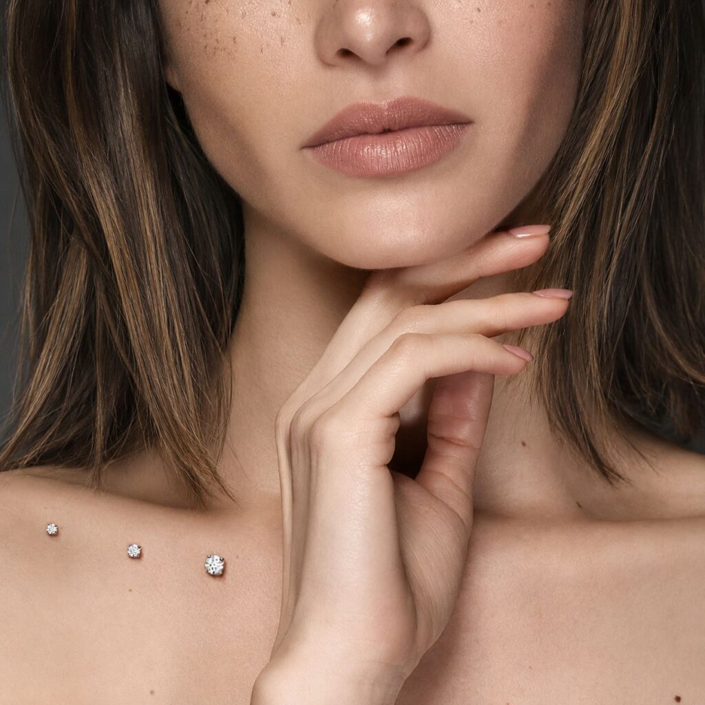 3 Piercings microdermal 
sur la clavicule — 
placement classique et élégant