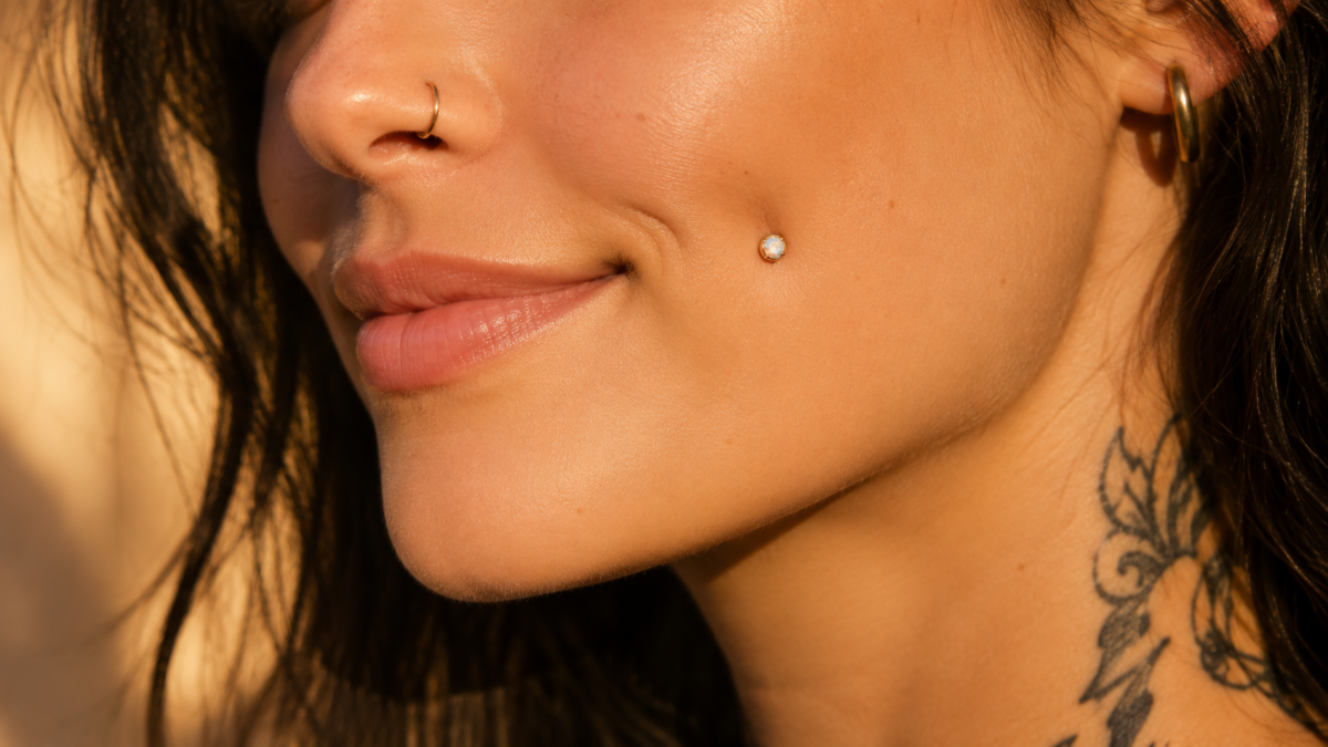 Piercing microdermal fossette de joue avec gemme cristal — inspirations et idées de placements 2026 Piercing Street