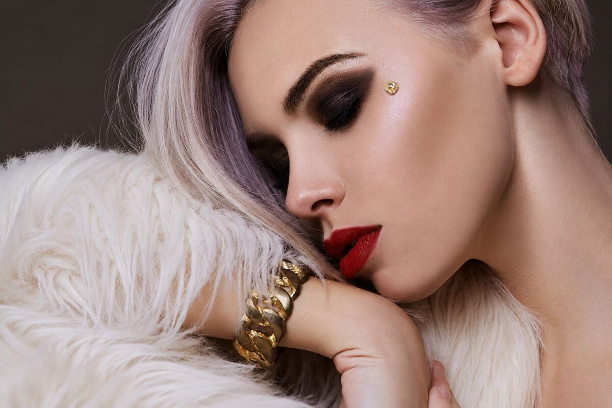 Jeune femme portant un piercing microdermal sur la joue
