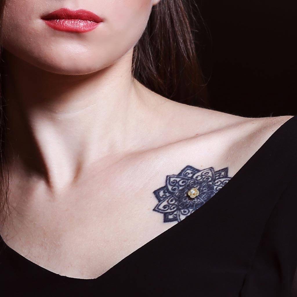 Piercing microdermal au centre d'un tatouage mandala