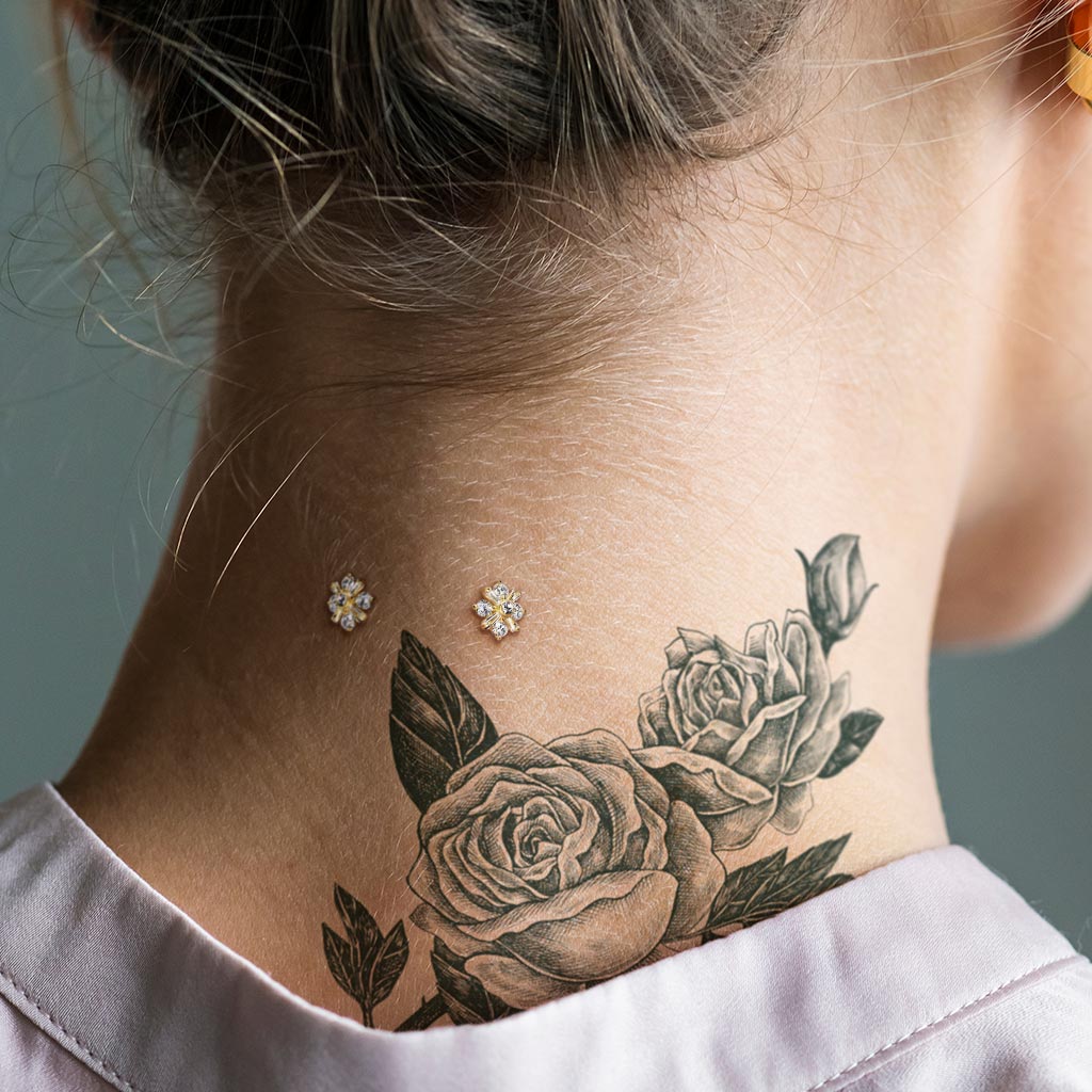 Piercing microdermal de nuque — 
découvert avec les cheveux relevés