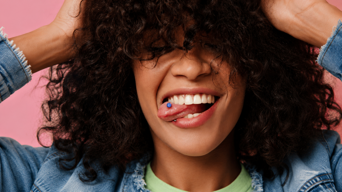 Portrait joyeux d'une jeune femme portant un piercing de langue