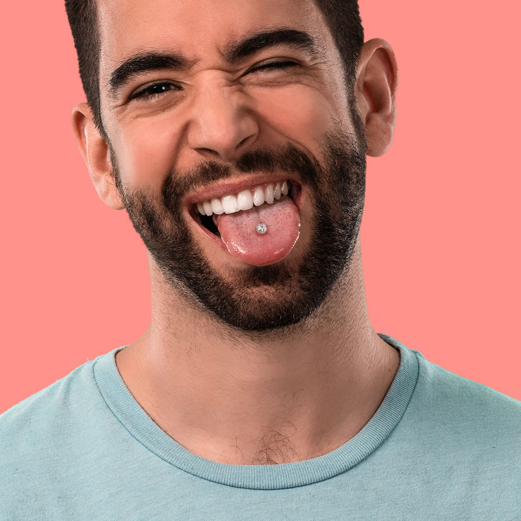 Homme avec un piercing barbell sur la langue