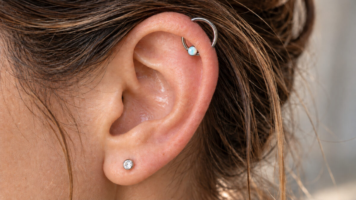 Piercing orbital sur le hélix — anneau suspendu entre deux perçages guide complet Piercing Street