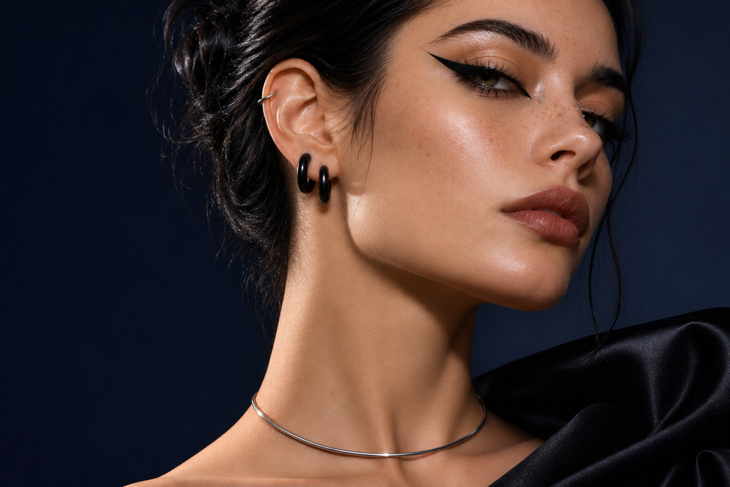 Look Halloween gothique avec créoles noires et collier chaîne argent — bijoux acier sombre