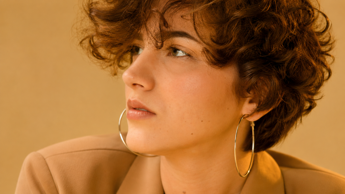 Portrait d'une jeune femme portant de larges créoles en boucles d'oreille